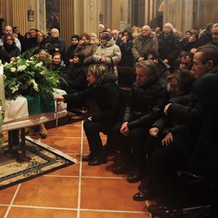 Funerale di Andrea Gilioli: l'addio nella chiesa di Corlo, tra messaggi, lacrime e Pooh