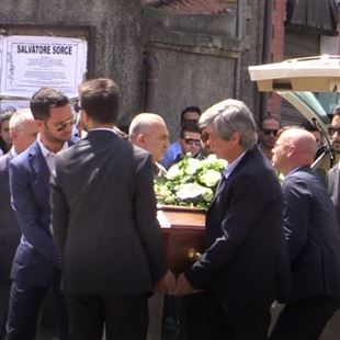 Una grande folla al funerale di Marcella Mussini, moglie del sindaco Tosi