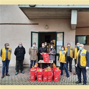 Il Lions Club Sassuolo per Natale regala pacchi spesa alle famiglie in difficoltà