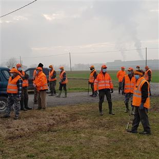 Le associazioni di caccia raccolgono i rifiuti nei campi a lato della Pedemontana