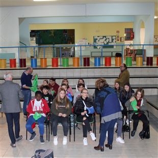 L’assessore Busani ha distribuito agli studenti fioranesi le fasce di “Friday for future” 