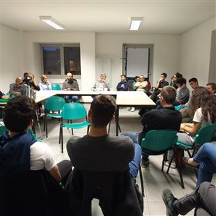 Il candidato sindaco Tosi si confronta con giovani e pensionati