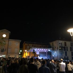 Piazza Ciro Menotti piena di gente per la notte bianca 