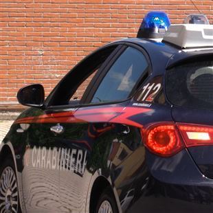 Rapina in banca: tre malviventi armati di cutter fuggono con i soldi delle casse 