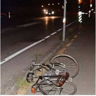 Cade dalla bici sulla Statale e muore a 43 anni