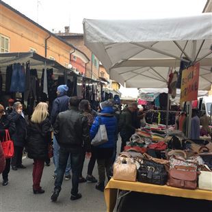 Anva Confesercenti e Fiva Confcommercio contro il mercato della Versilia