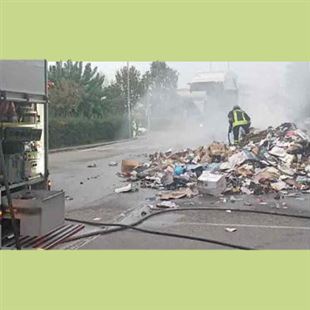 Incendio sul furgone dei rifiuti: intervenuti i vigili del fuoco