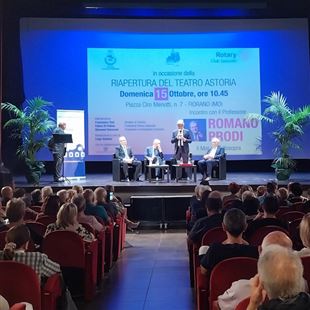 Romano Prodi inaugura il rinnovato teatro Astoria