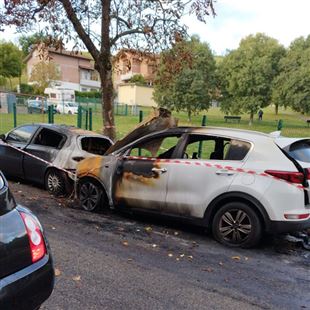 Macchina in fiamme a Spezzano, paura per i residenti
