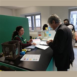 Il sindaco recupera il kit per la nuova raccolta differenziata che inizierà lunedì