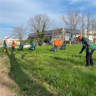 Pedemontana: i volontari ripuliscono i campi adiacenti dai rifiuti