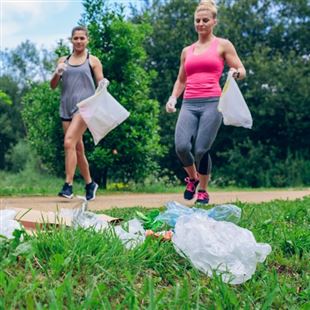 "Puliamo il mondo": domenica a Spezzano arriva il plogging 