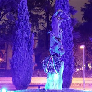 Piazza Ciro Menotti si illumina di blu per la Giornata nazionale delle vittime civili
