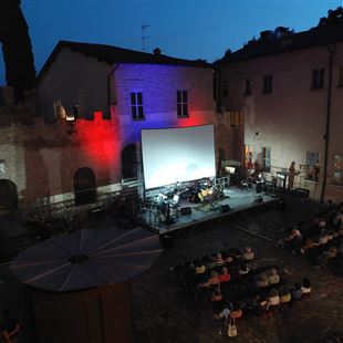 Al castello di Spezzano la rassegna “Note di notte”: martedì “Sing in Swing - Made in Italy”